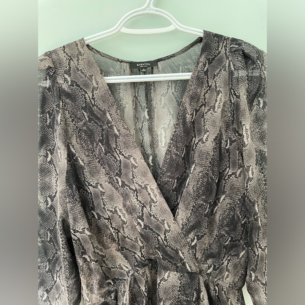 Babaton silk snake print wrap 3/4 sleeve top size M ( NWOT). - Picture 3 of 5